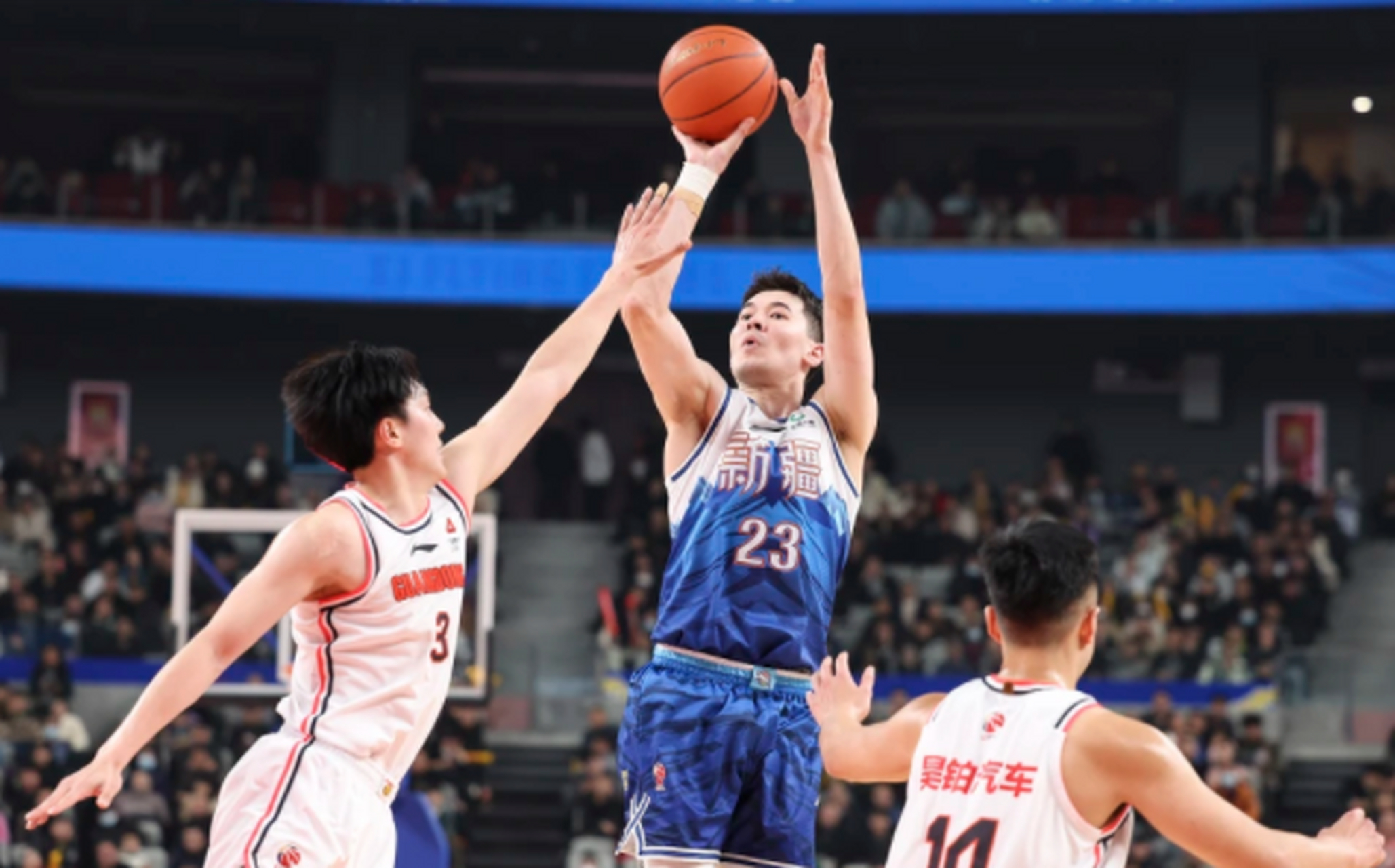 广东宏远CBA战胜山西汾酒周琦篮下强攻得分